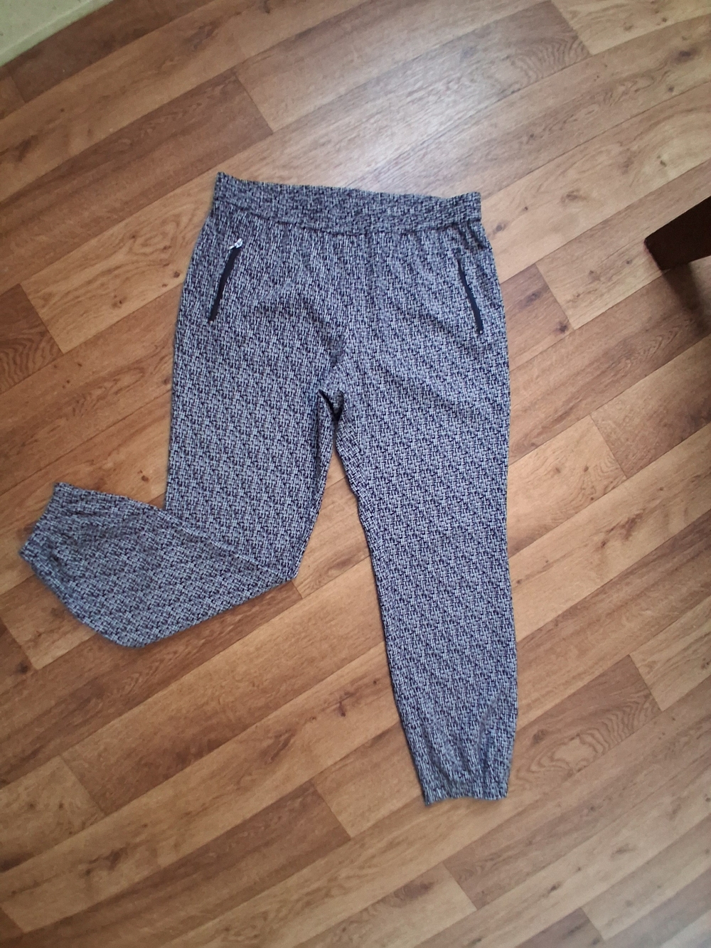 New York & Company Black and White Printed Jogger Pants